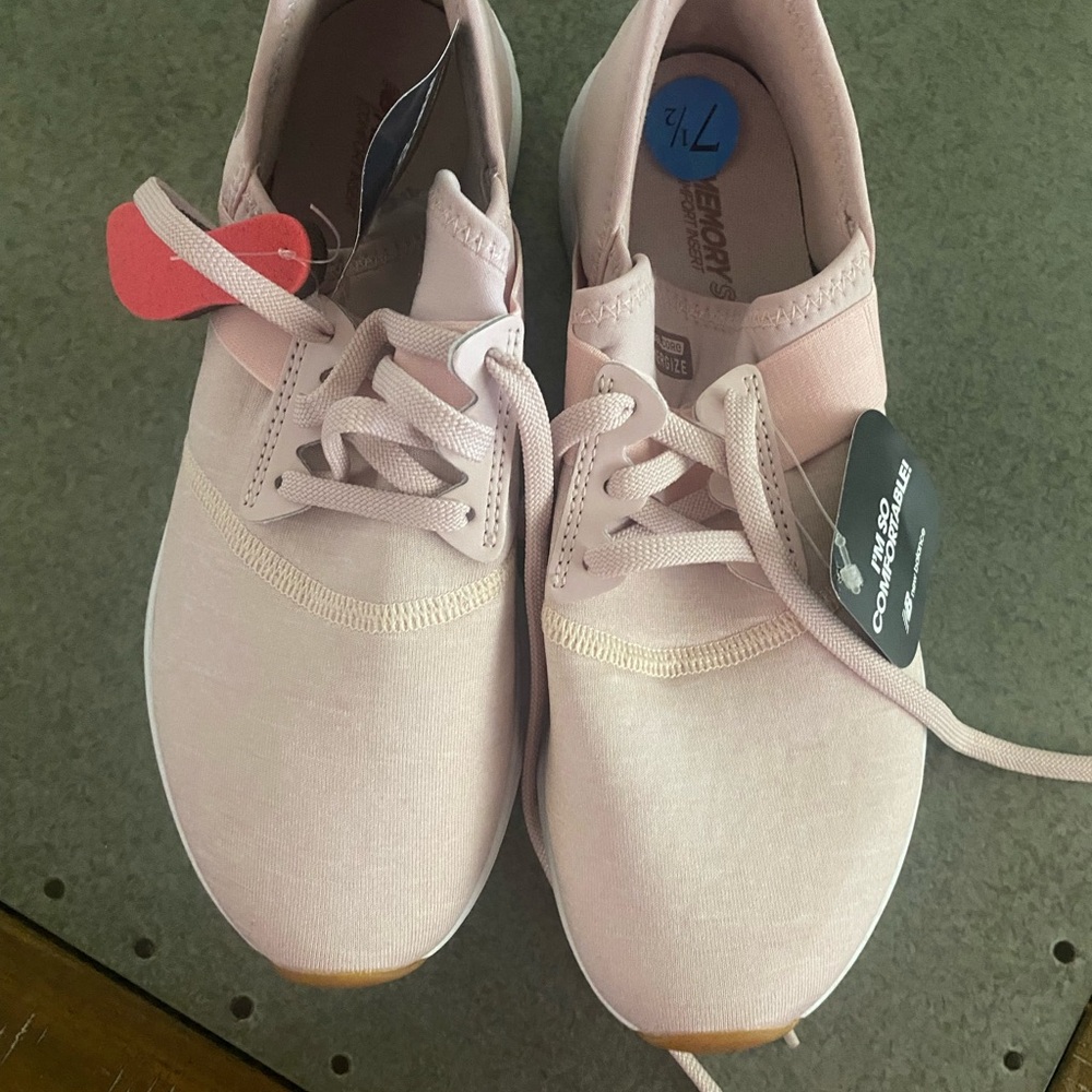 NWT New Balance Nergize sneakers